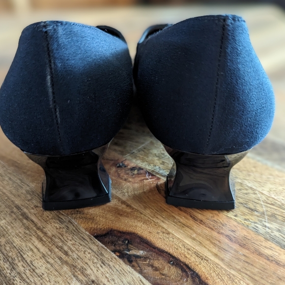 Stuart Weitzman vintage kitten heel shoes pumps 
Little Bow Navy Blue Size 6.5 - Picture 4 of 4